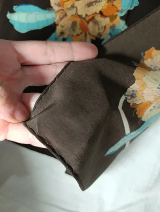 ELEGANTE PAÑUELO DE SEDA LOEWE