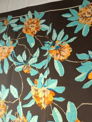 ELEGANTE PAÑUELO DE SEDA LOEWE