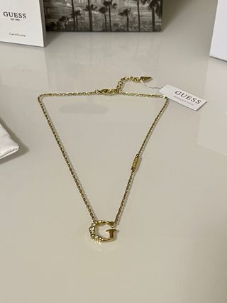 Collana Guess con iniziale G e strass