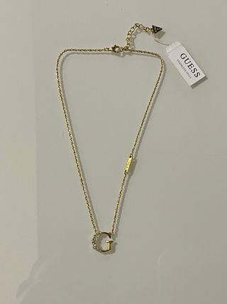 Collana Guess con iniziale G e strass