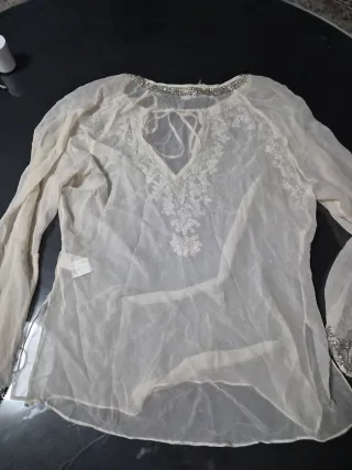 Blusa Beige con Pedrería transpatente