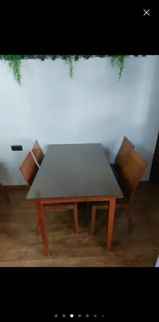 Mesa y cristal y 4 sillas de madera malizia