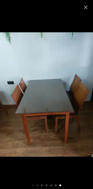 Mesa y cristal y 4 sillas de madera malizia