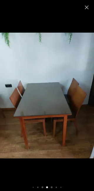 Mesa y cristal y 4 sillas de madera malizia
