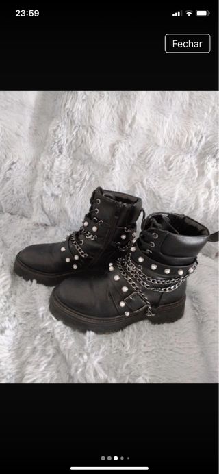 Botas pretas com correntes e pérolas