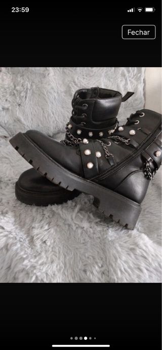 Botas pretas com correntes e pérolas