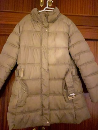 Chaqueta acolchada beige con cinturón