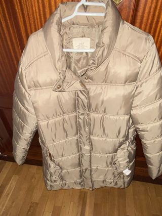 Chaqueta acolchada beige con cinturón