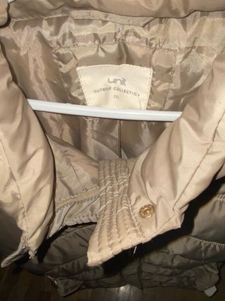 Chaqueta acolchada beige con cinturón