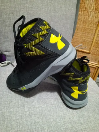 Zapatillas Under Armour Negras y Amarillas