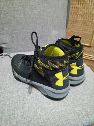 Zapatillas Under Armour Negras y Amarillas