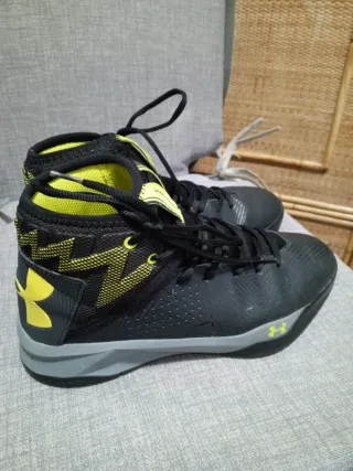 Zapatillas Under Armour Negras y Amarillas