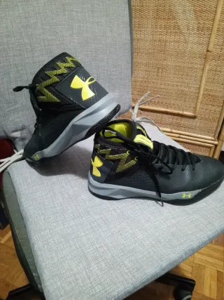Zapatillas Under Armour Negras y Amarillas