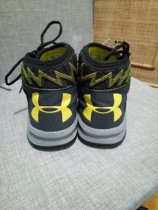 Zapatillas Under Armour Negras y Amarillas