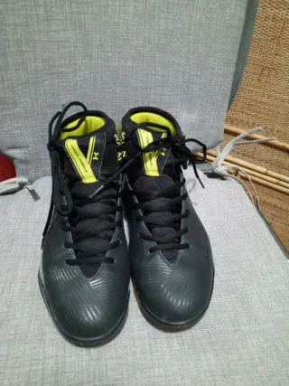 Zapatillas Under Armour Negras y Amarillas