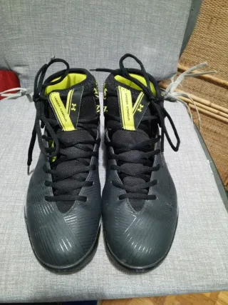 Zapatillas Under Armour Negras y Amarillas