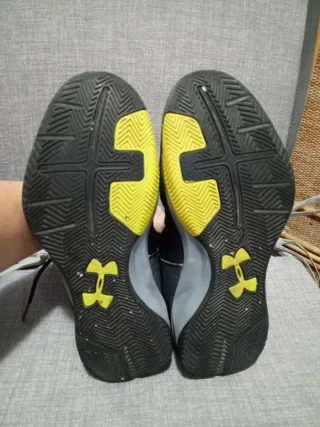 Zapatillas Under Armour Negras y Amarillas