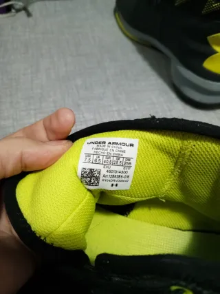 Zapatillas Under Armour Negras y Amarillas