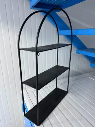 Estantería metálica negra de pared