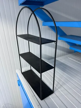 Estantería metálica negra de pared