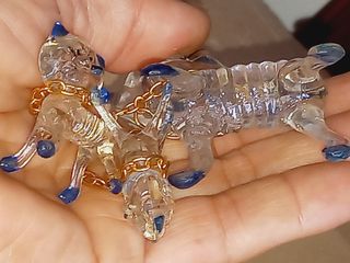 Estatueta de gata e gatinhos em vidro