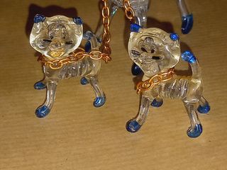 Estatueta de gata e gatinhos em vidro