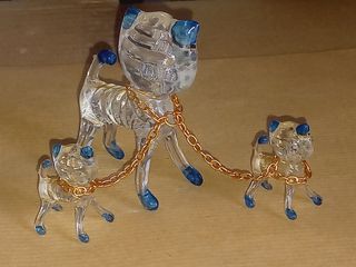 Estatueta de gata e gatinhos em vidro