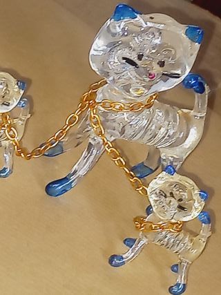 Estatueta de gata e gatinhos em vidro