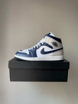 Air Jordan 1 Mid Obsidian Smoke Grey