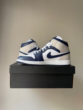 Air Jordan 1 Mid Obsidian Smoke Grey