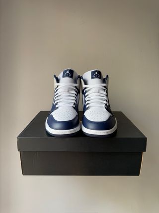 Air Jordan 1 Mid Obsidian Smoke Grey