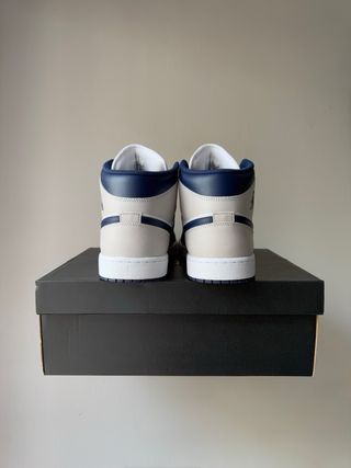 Air Jordan 1 Mid Obsidian Smoke Grey