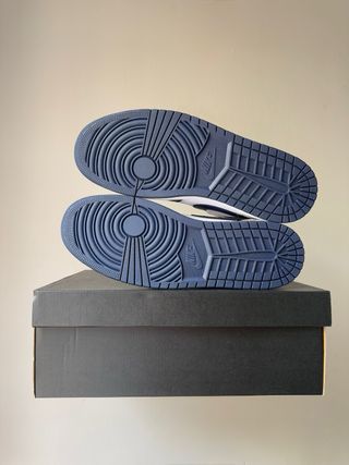 Air Jordan 1 Mid Obsidian Smoke Grey