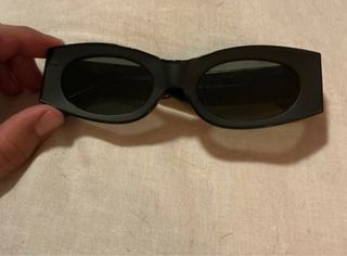 Gafas de sol negras y azules