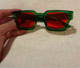 Gafas de sol negras y azules