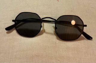 Gafas de sol negras y azules