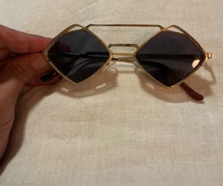 Gafas de sol negras y azules