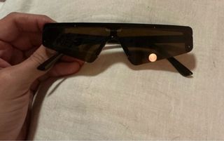 Gafas de sol negras y azules