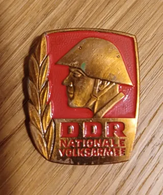 Insignias DDR y URSS con colgante bala, todo 4€