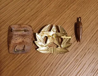 Insignias DDR y URSS con colgante bala, todo 4€