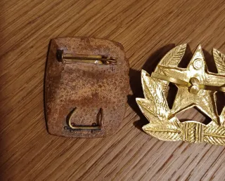 Insignias DDR y URSS con colgante bala, todo 4€