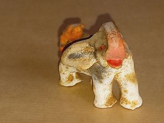 Estatueta de Elefante com Tigre nas costas