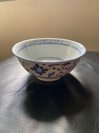 Taça em porcelana branca com decoração floral azul