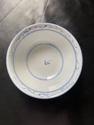 Taça em porcelana branca com decoração floral azul