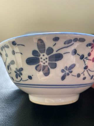 Taça em porcelana branca com decoração floral azul