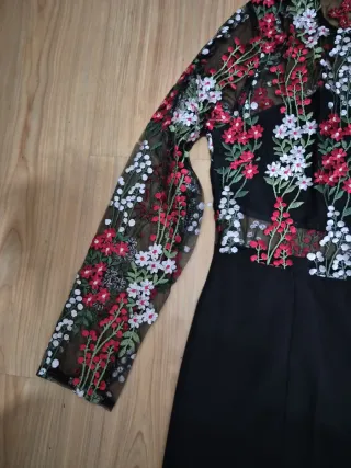 Vestido negro bordado floral manga larga