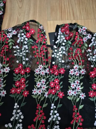 Vestido negro bordado floral manga larga
