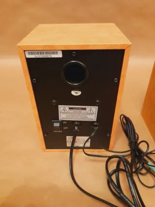 Altavoces Genius madera Marrón/Negro.