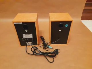Altavoces Genius madera Marrón/Negro.