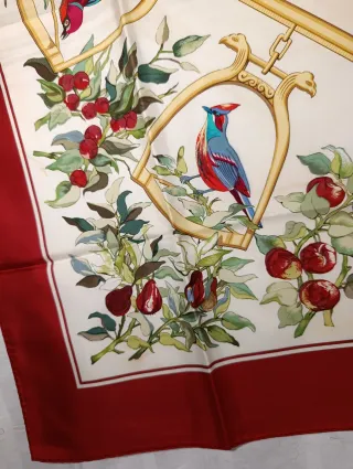 PRECIOSO PAÑUELO DE SEDA DE HERMES